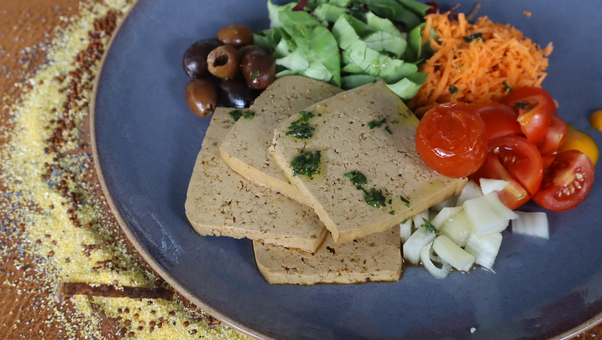 Il tofu è delicato. Ed è proprio per questo che ama le marinature.
Nel nostro menù di settembre lo prepariamo con Tamari e aromi, lasciandogli il tempo di assorbirne profumi e sapori.
Lo accompagniamo con crudità di stagione, olive e pomodorini, per creare un secondo in cui la parte più intensa della marinatura incontra la freschezza delle verdure.
Un piatto semplice solo in apparenza.
Perché spesso il gusto nasce proprio dal tempo, dalla cura e dal modo in cui scegliamo di trattare ogni ingrediente. 🌱
Freschezza, colore e tanti sapori nello stesso piatto.
👉 Ti aspettiamo da Apritisesamo
🌿 Cucina vegana & biologica
📍 Piazza Rastelli 5/A, Parma