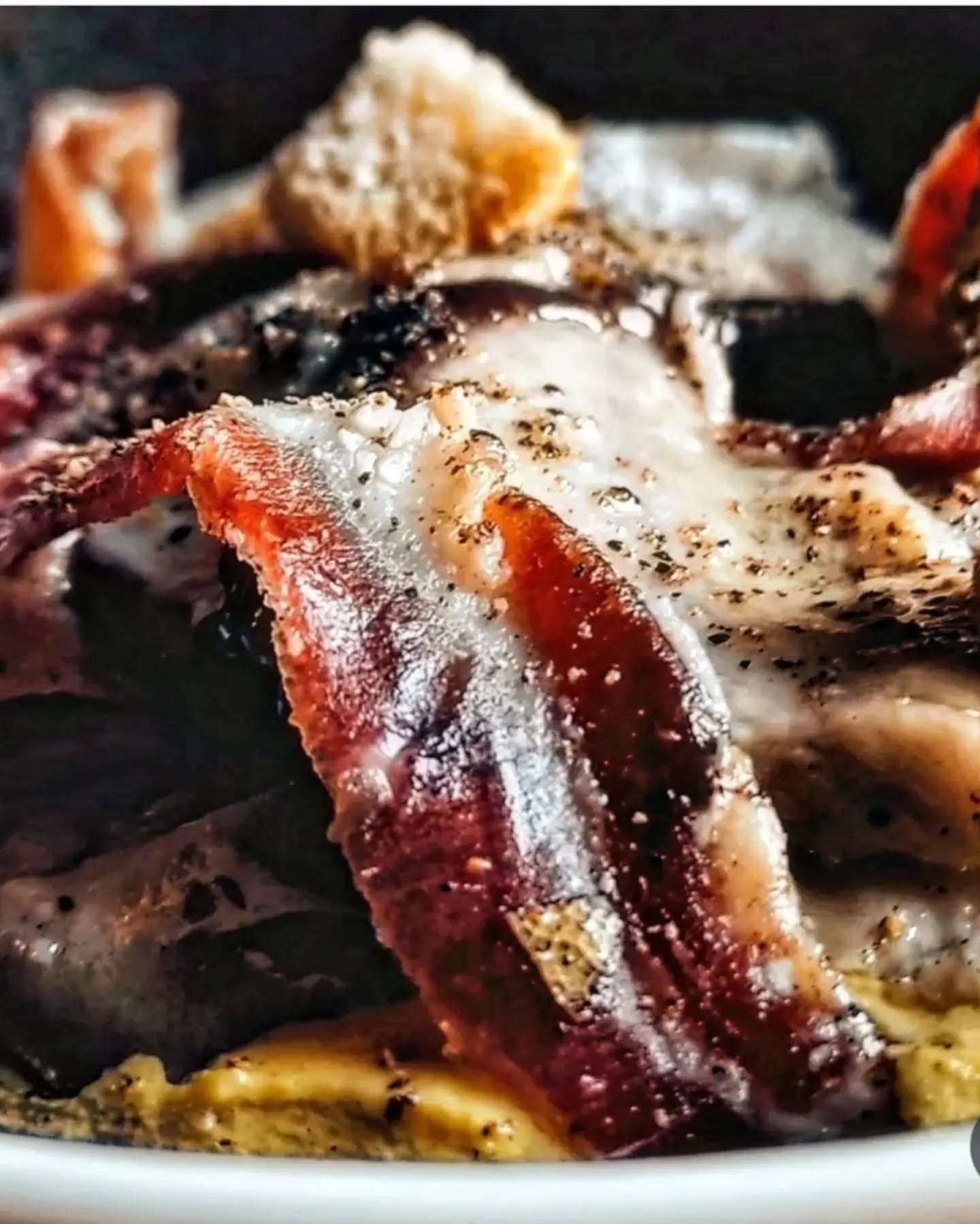 🍄 𝐂𝐀𝐑𝐁𝐎𝐍𝐀𝐑𝐀 𝐃𝐈 𝐏𝐎𝐑𝐂𝐈𝐍𝐈
Carbonara sì… ma a modo nostro.
Alla base uno 𝐳𝐚𝐛𝐚𝐢𝐨𝐧𝐞 𝐬𝐚𝐥𝐚𝐭𝐨, cremoso e avvolgente.
Sopra, 𝐟𝐮𝐧𝐠𝐡𝐢 𝐩𝐨𝐫𝐜𝐢𝐧𝐢, pancetta, crostini di pane croccanti e una macinata di pepe.
Un antipasto che gioca con l'idea della carbonara e porta nel piatto tutto il profumo e il carattere dell'autunno. 🍂
✨ 𝐎𝐒𝐓𝐄𝐑𝐈𝐀 𝐍𝐎𝐕𝐄𝐂𝐄𝐍𝐓𝐎
🌙 𝐀𝐩𝐞𝐫𝐭𝐢 𝐥𝐚 𝐬𝐞𝐫𝐚 𝐝𝐚𝐥 𝐦𝐚𝐫𝐭𝐞𝐝𝐢̀ 𝐚𝐥 𝐬𝐚𝐛𝐚𝐭𝐨
☀️ 𝐞 𝐥𝐚 𝐝𝐨𝐦𝐞𝐧𝐢𝐜𝐚 𝐚 𝐩𝐫𝐚𝐧𝐳𝐨.
📍 Via Issiglio 20 – Torino
📞 𝐏𝐄𝐑 𝐏𝐑𝐄𝐍𝐎𝐓𝐀𝐑𝐄
📱 351 566 4126 – anche WhatsApp
☎️ 011 385 3351
𝐏𝐫𝐞𝐧𝐨𝐭𝐚 𝐢𝐥 𝐭𝐮𝐨 𝐭𝐚𝐯𝐨𝐥𝐨 𝐞 𝐯𝐢𝐞𝐧𝐢 𝐚 𝐩𝐫𝐨𝐯𝐚𝐫𝐥𝐚. 🍄